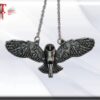 Colgante Búho wicca 35mm  alto  aprox Las joyas han tenido multitud de usos a lo largo de la historia: Como símbolo de riqueza. Uso funcional. Simbolismo (para indicar estatus o pertenencia). Protección (en forma de amuleto). El acero inoxidable no solo se utiliza para los instrumentos quirúrgicos, edificios, soportes de puentes, esculturas o electrodomésticos. Ahora, puedes utilizarlo también para crear las más delicadas y finas piezas de joyería.