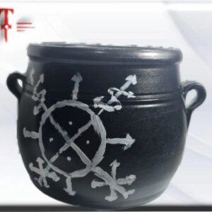 Caldero de arcilla para 7 Rayos Peso: 1650 Gr   Dimension : 17*19cm Esta deidad es también conocida como Nsambi Munalembe, aunque muchos afirman que su verdadero y único nombre es 7 Rayos. El representa todas las imperfecciones y virtudes del hombre entre estas la virilidad y belleza masculina. ¿Quién es 7 rayos? 7 Rayos es considerado uno de los principales Mpungos dentro del Palo Mayombe, es una deidad altamente masculina, de carácter volátil y agresivamente protector de sus hijos y devotos. Es el rey del fuego, arma con la que ataca a sus enemigos, los cuales terminan siendo víctimas de incendio repentinos y casuales. Esta deidad es inquebrantable para con sus hijos y los convierte en seres esquivos ante los más efectivos trabajos de brujerías y daños que les hacen para atacarlos. No permite bajo ningún concepto que a sus hijos les ocurra nada negativo. En las leyendas e historias de Siete rayos dentro del culto del Palo Mayombe, se dice que esta deidad fue un Rey oriundo de Sudáfrica, específicamente de una Ciudad llamada Cetewayu que vivió a finales del siglo XIX, era conocido con el nombre de Centewayo o 7 Rayos nombre muy parecido al de ciudad natal. Sus grandes poderes y atributos obedecen a la creencia de quienes habitaban el poblado y aseveraban que era la simbolización exacta de un Rayo, desde entonces ha sido considerado como el Dios del trueno. Muchas personas además de Rey lo consideran como un gran brujo y uno de los guerreros más peligrosos y temibles dentro del culto del Palo Mayombe. A pesar de tener un carácter difícil, agresivo y volátil es un excelente guardián de las relaciones de amor entre los humanos. Caminos de 7 rayos 7 Rayos Ensasi Sun Sun Vira Vira: Este camino de 7 Rayos es usado para eliminar a las 12 de la noche a un religioso que esté en el cementerio. Ensasi Ceja Monte: Se usa para tratar de controlar a los cuatro (4) vientos. Ensila Kongo: Tiene dos (2) usos, el primero es para sujetar las cuatro esquinas, y el segundo se usa para darle alimento al Lucero Pitilanga. Ensasi Patikongo: Se usa de sacar del hogar espíritus malignos. Ensasi Vence Guerra: Se usa cuando un Palero tiene problemas con otro palero, se debe colocar detrás de la puerta prácticamente en el suelo, y se le ofrece un gallo.  mas ...