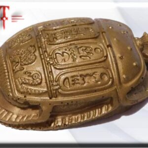 escarabajo egipcio es un amuleto de protección en contra de las enfermedades y la muerte.