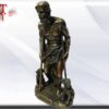 San Lázaro color bronce el pobre mendigo representado como un anciano melenudo y barbudo que viste harapos y usa un par de muletas