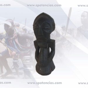 Fetiche Baule Costa de Marfil Ref:318.  Peso :700gr   tamaño aprox 26*10*10cm Son figuras humanas talladas en diversos tipos de madera representan a personajes de importancia para la vida de la comunidad: curanderos, guerreros, antepasados, la mujer… El artista pone de relieve el papel que dichos personajes tienen para la sociedad y carga las figuras de gran simbología. Por medio de estas estatuas, los familiares difuntos continúan estando presentes en la vida cotidiana de la familia a la que protegen. A estas estatuas se les atribuye una fuerza especial, al ser consideradas moradas de los espíritus. También un poder mágico, otorgado, por las sustancias vegetales, animales o minerales introducidas en oquedades de la figura y principalmente en el vientre, fuente y sede de la fuerza vital Y por los encantamientos realizados por el adivino, sacerdote o hechicero. Su uso, tanto del término como del objeto, le ha ido confiriendo una amplia gama de poderes que van desde el de simple amuleto o talismán hasta poderes exclusivamente divinos. El fetiche encarna una mezcla de magia, superstición y religiosidad. Muchas poblaciones nativas del África del oeste le llaman juju. La variedad de fetiches en África es grande, como numerosas son las etnias. Normalmente representados por figuras antropomorfas y, aunque menos numerosas, zoomorfas. En África está arraigada la creencia que relaciona las enfermedades con actos de brujería. Encontrar un remedio que los contrarreste es imprescindible para atenuar o evitar sus daños. El doctor tradicional se vale de los conocimientos en medicina para dotar al "nkisi" del poder necesario introduciendo "la carga mágica" en el interior. Algunas de estas figuras, de aspecto terrorífico, están atravesadas por clavos, cuchillas o trozos de hierro y otras, Y adornadas de cuernos, conchas, pieles, amuletos desprenden un halo de misterio. Estas figuras se utilizan para obtener la protección personal, de la familia y de los pueblos, alejar a los malos espíritus del poblado, Asi mismo atraer la lluvia, alejar las enfermedades, lograr la curación o como remedio terapéutico, entre otras muchas finalidades.