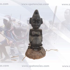 Fetiche Kota ref:471 Gabon Peso: 1100gr   tamaño aprox 37*19*19cm Son figuras humanas talladas en diversos tipos de madera representan a personajes de importancia para la vida de la comunidad: curanderos, guerreros, antepasados, la mujer… El artista pone de relieve el papel que dichos personajes tienen para la sociedad y carga las figuras de gran simbología. Por medio de estas estatuas, los familiares difuntos continúan estando presentes en la vida cotidiana de la familia a la que protegen. A estas estatuas se les atribuye una fuerza especial, al ser consideradas moradas de los espíritus. También un poder mágico, otorgado, por las sustancias vegetales, animales o minerales introducidas en oquedades de la figura y principalmente en el vientre, fuente y sede de la fuerza vital Y por los encantamientos realizados por el adivino, sacerdote o hechicero. Su uso, tanto del término como del objeto, le ha ido confiriendo una amplia gama de poderes que van desde el de simple amuleto o talismán hasta poderes exclusivamente divinos. El fetiche encarna una mezcla de magia, superstición y religiosidad. Muchas poblaciones nativas del África del oeste le llaman juju. La variedad de fetiches en África es grande, como numerosas son las etnias. Normalmente representados por figuras antropomorfas y, aunque menos numerosas, zoomorfas. En África está arraigada la creencia que relaciona las enfermedades con actos de brujería. Encontrar un remedio que los contrarreste es imprescindible para atenuar o evitar sus daños. El doctor tradicional se vale de los conocimientos en medicina para dotar al "nkisi" del poder necesario introduciendo "la carga mágica" en el interior. Algunas de estas figuras, de aspecto terrorífico, están atravesadas por clavos, cuchillas o trozos de hierro y otras, Y adornadas de cuernos, conchas, pieles, amuletos desprenden un halo de misterio. Estas figuras se utilizan para obtener la protección personal, de la familia y de los pueblos, alejar a los malos espíritus del poblado, Asi mismo atraer la lluvia, alejar las enfermedades, lograr la curación o como remedio terapéutico, entre otras muchas finalidades.