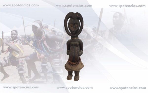 Vieja Fetiche kwese ref:476 Peso : 1600gr   tamaño aprox 62*18*15cm Vieja Fetiche kwese cargada y ritualizada para problemas de fertilidad y proteccion de la familia Nuestros fetiches estan preparados y consagrados para diversos propósitos, Por Hounnon Experimentado y se envia con instrucciones de uso y nombre. Son figuras humanas talladas en diversos tipos de madera representan a personajes de importancia para la vida de la comunidad: curanderos, guerreros, antepasados, la mujer… El artista pone de relieve el papel que dichos personajes tienen para la sociedad y carga las figuras de gran simbología. Por medio de estas estatuas, los familiares difuntos continúan estando presentes en la vida cotidiana de la familia a la que protegen. A estas estatuas se les atribuye una fuerza especial, al ser consideradas moradas de los espíritus. También un poder mágico, otorgado, por las sustancias vegetales, animales o minerales introducidas en oquedades de la figura y principalmente en el vientre, fuente y sede de la fuerza vital Y por los encantamientos realizados por el adivino, sacerdote o hechicero. Su uso, tanto del término como del objeto, le ha ido confiriendo una amplia gama de poderes que van desde el de simple amuleto o talismán hasta poderes exclusivamente divinos. El fetiche encarna una mezcla de magia, superstición y religiosidad. Muchas poblaciones nativas del África del oeste le llaman juju. La variedad de fetiches en África es grande, como numerosas son las etnias. Normalmente representados por figuras antropomorfas y, aunque menos numerosas, zoomorfas. En África está arraigada la creencia que relaciona las enfermedades con actos de brujería. Encontrar un remedio que los contrarreste es imprescindible para atenuar o evitar sus daños. El doctor tradicional se vale de los conocimientos en medicina para dotar al "nkisi" del poder necesario introduciendo "la carga mágica" en el interior. Algunas de estas figuras, de aspecto terrorífico, están atravesadas por clavos, cuchillas o trozos de hierro y otras, Y adornadas de cuernos, conchas, pieles, amuletos desprenden un halo de misterio. Estas figuras se utilizan para obtener la protección personal, de la familia y de los pueblos, alejar a los malos espíritus del poblado, Asi mismo atraer la lluvia, alejar las enfermedades, lograr la curación o como remedio terapéutico, entre otras muchas finalidades.