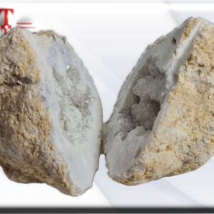Geoda de cristales de cuarzo , de Argelia. aprox 10cm MINERALOGÍA:  El cuarzo cristal de roca es transparente y puro, se origina en filones . También de forma hidrotermal en drusas y hendiduras, a partir de una solución pura deácido silícico libre de materias extrañas. MITOLOGÍA Y CURIOSIDADES: Los griegos pensaban que el cuarzo era hielo ultracongelado, en todas las culturas se considera una piedra curativa y mágica, El cuarzo expulsaba los demonios y a las enfermedades, lo utilizaban como dispensador de fuerza y energía. En China el cristal de roca  se utilizaba para tallar objetos de culto  apreciados y considerados símbolos de poder. En Egipto usaban el cristal de roca para hacer talismanes, pulseras collares anillos u otrosadornos personales. PROPIEDADES: El cuarzo cristal de roca es el mejor limpiador y neutralizador de energías negativas, la mejor opción para la meditación. Es un mineral que nos ayuda a pensar positivamente. Posee un amplio campo magnético con lo que se ve reforzado nuestro campo energético. También es un magnífico equilibrador de todas nuestras facultades absorbiendo todas las energías negativas. El Feng Shui y el cuarzo: Este mineral debido a la energía positiva y  buenas vibraciones que aportan al hogar, favorece lo relacionado con el marco sentimental. CHAKRAS: Bazo, garganta, corona. SIGNO ZODIACAL: Es afín con todos los signos del zodiaco. USOS: Bisutería, colección, meditación, el cristal de roca puro es utilizado para fabricar lámparas, relojes, gafas, lentes e instrumentos de precisión, es muy usado en electricidad y óptica.