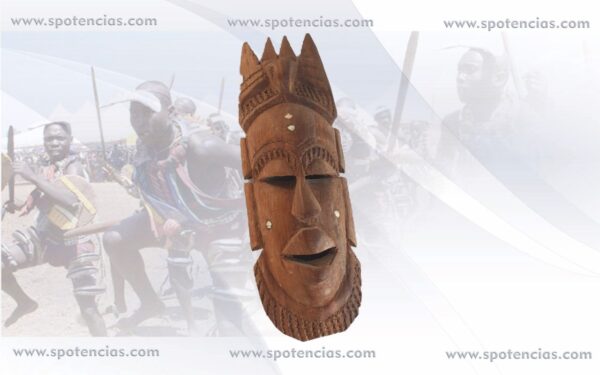 Mascara Igbo Ref:345 Nigeria Peso: 415gr   tamaño aprox 32*11*7cm Son figuras humanas talladas en diversos tipos de madera representan a personajes de importancia para la vida de la comunidad: curanderos, guerreros, antepasados, la mujer… El artista pone de relieve el papel que dichos personajes tienen para la sociedad y carga las figuras de gran simbología. Por medio de estas estatuas, los familiares difuntos continúan estando presentes en la vida cotidiana de la familia a la que protegen. A estas estatuas se les atribuye una fuerza especial, al ser consideradas moradas de los espíritus. También un poder mágico, otorgado, por las sustancias vegetales, animales o minerales introducidas en oquedades de la figura y principalmente en el vientre, fuente y sede de la fuerza vital Y por los encantamientos realizados por el adivino, sacerdote o hechicero. Su uso, tanto del término como del objeto, le ha ido confiriendo una amplia gama de poderes que van desde el de simple amuleto o talismán hasta poderes exclusivamente divinos. El fetiche encarna una mezcla de magia, superstición y religiosidad. Muchas poblaciones nativas del África del oeste le llaman juju. La variedad de fetiches en África es grande, como numerosas son las etnias. Normalmente representados por figuras antropomorfas y, aunque menos numerosas, zoomorfas. En África está arraigada la creencia que relaciona las enfermedades con actos de brujería. Encontrar un remedio que los contrarreste es imprescindible para atenuar o evitar sus daños. El doctor tradicional se vale de los conocimientos en medicina para dotar al "nkisi" del poder necesario introduciendo "la carga mágica" en el interior. Algunas de estas figuras, de aspecto terrorífico, están atravesadas por clavos, cuchillas o trozos de hierro y otras, Y adornadas de cuernos, conchas, pieles, amuletos desprenden un halo de misterio. Estas figuras se utilizan para obtener la protección personal, de la familia y de los pueblos, alejar a los malos espíritus del poblado, Asi mismo atraer la lluvia, alejar las enfermedades, lograr la curación o como remedio terapéutico, entre otras muchas finalidades.