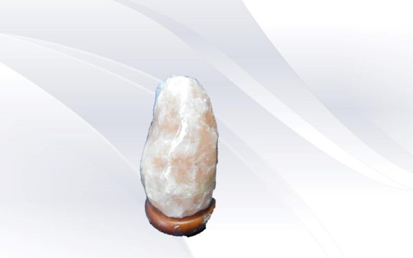 Qué es una lámpara de sal Muchos de vosotros ni si quiera sabréis qué son las lámparas de sal, pues bien, se trata de una lámpara creada artesanalmente; para ello se perfora una piedra de sal, generalmente del Himalaya por su color rosado, en la que se introduce una lámpara incandescente que ilumina en su totalidad gracias a las propiedades ópticas del mineral. Lámparas de sal del Himalaya Estas piedras son extraídas directamente del Himalaya, a través de rocas naturales que son pulidas para otorgarles la forma deseada. Las lámparas de sal del Himalaya constan de numerosos beneficios para nuestra mente y nuestro cuerpo, pero a menudo son utilizadas como forma de decoración. Estas piedras provienen directamente de la naturaleza. Cada una de ellas es única respecto al color y a la forma que tienen, que luego suelen moldearse para detalles del hogar. Después de extraerlas de la naturaleza, se les incorpora una lámpara incandescente y gracias a las propiedades ópticas del mineral se refleja la luminosidad en su totalidad. La sal que se utiliza para estas lámparas suele ser litio, selenita, halita, colpa común blanca, roja o amarilla. Estas piedras emiten iones negativos equilibrando así nuestra vida. Estos iones negativos se pegan a los positivos es decir aquellos que ya han perdido sus moléculas oxigeno purificando el aire. El color de estas lámparas, de colores naranjas y tonos amarillentos, nos producen una sensación de tranquilidad y serenidad . Las lámparas de sal están diseñadas de roca natural de sal, extraídas del salar de Atacama. Las lámparas de sal sirven para armonizar un lugar, limpiando el aire del sitio donde se encuentra y purificándolo gracias a la emisión de iones negativos que permiten equilibrar las energías. Aunque nunca nos lo hayamos parado a pensar, en cualquier casa tenemos diversos aparatos, como son los ordenadores, la televisión, los móviles o el microondas; que emiten iones positivos y que desequilibran el ambiente, afectando a nuestro sistema nervioso, ocasionando así fatiga, pesadez  alergias y, en ocasiones, efectos más nocivos en nuestra salud física y espiritual. Una forma de evitar dichas consecuencias es contar con una lámpara de sal, dado que cuando son encendidas. Las luces que emanan transmiten los iones negativos que permiten equilibrarnos y darnos una sensación de bienestar y tranquilidad Los beneficios que aportan este tipo de lámparas son, entre otros: Perfectos para la relajación, poder conciliar el sueño con facilidad, reducir la sensación de estrés y de fatiga, mejorar nuestra concentración, equilibrar el ritmo cardíaco y respiratorio…; Así mismo, ayudan en casos de alergias, asma y otros problemas respiratorios. Son perfectos para la depresión, fatiga crónica, insomnio, reumatismo, problemas de tiroides, hipertensión y para decorar, iluminar y armonizar los rincones perdidos donde se estanca la energía. Los usos de las lámparas de sal Es importante que tengamos en cuenta que el tamaño de la lámpara debe resultar directamente proporcional con el tamaño de la habitación en que vayamos a situarl. Cuanto mayor sea ésta, mayor deberá ser la lámpara pues mayor será el entorno que deba equilibrar. En el caso de habitaciones muy grandes, como pueden ser los salones, o cuando haya personas alérgicas, es conveniente usar varias lámparas de sal.