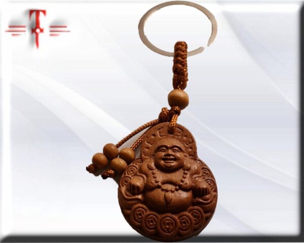 LLavero Buda Hotei . Tamaño: 7cm Peso 11gr material: madera El Buda Gordo, también conocido como el Buda Feliz, Buda Sonriente o Buda de la Fortuna no es Siddharta Gautama. Se trata de un monje budista, que vivió en China hace más de mil años y que era muy admirado por su bondad, sabiduría y plenitud. Hotei o Budai, como se le conoce, es representado con una túnica que deja al descubierto su prominente barriga, porque en China la barriga es un símbolo de felicidad, plenitud y buena fortuna y además representa el alma. A veces también se le ve acarreando un fardo, porque según la leyenda, Hoeti solía repartir regalos entre los niños. Sería algo así como la representación budista de Papa Noel. Buda es representado en 100 poses, que ilustran su vida. Sin embargo las más comunes son 5. La posición de las manos, o mudra, guarda un profundo simbolismo y te puede ayudar a identificar tu buda: Manos sobre el regazo: representa la meditación y el camino a la iluminación. Igualmente mano izquierda sobre el regazo y derecha abajo abierta hacia delante: simboliza la generosidad y la entrega. Mano izquierda sobre el regazo y derecha levantada con dos dedos arriba: representa la protección, la ausencia de miedo También la mano izquierda sobre el regazo y derecha levantada con los dedos índice y pulgar haciendo un círculo: simboliza la sabiduría y el conocimiento. Mano izquierda sobre el regazo y derecha hacia abajo, tocando la tierra: representa la resistencia ante la tentación, el poder de la tierra y lo imperturbable. También, y cada vez más, vemos representaciones del Buda Niño. Suelen ser una mezcla entre Buda y Budai; con la cabeza de Hotei, el cuerpo de Siddharta y rasgos infantiles. Estas imágenes, que hoy vemos pintadas en tonos eléctricos y brillantes, representan las almas reencarnadas de quienes alcanzaron la iluminación. Llevan nombres de dones, como Esperanza, Fe, Sabuduría, templanza... y se les muestra con gestos pícaros e inocentes que contrastan con la tranquilidad y serenidad que representa Buda y con la plenitud y alegría que transmite Budai.