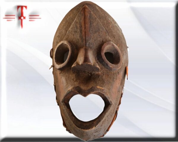 Máscara Bembes Congo .El culto a los antepasados y la importancia de los espíritus de la naturaleza. Y como sus creencias en estos poderes no humanos