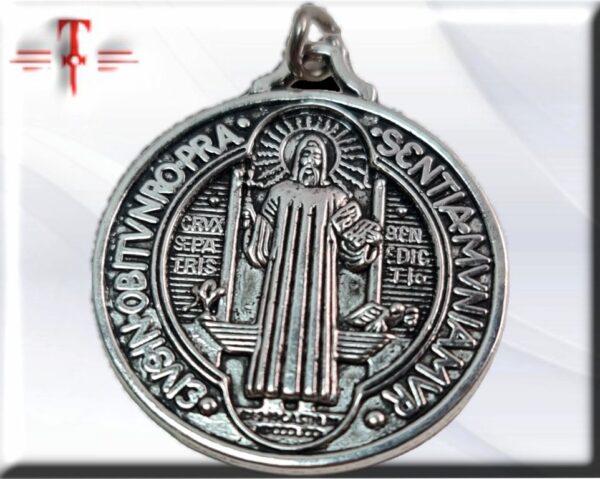 Medalla colgante San Benito La medalla de San Benito es un sacramental reconocido por la Iglesia con un gran poder de exorcismo