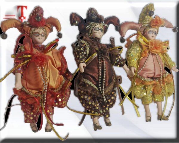 Trío muñecas arlequín con vestimenta colorida y miembros de porcelana