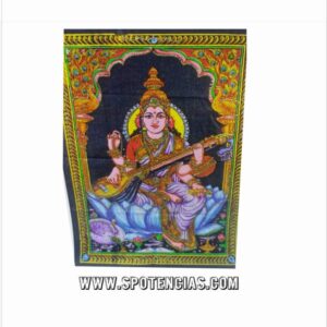 Tapiz sarswati magnifica imagen decorativa de algodon 100% . 40 x 55 cm En el hinduismo, Sarasvati es la diosa del conocimiento y una de las tres diosas principales (siendo las otras dos Laksmí y Durgá). Sárasvatī se mensiona en el Rig-veda (el primer texto de la literatura de la India, de mediados del II milenio a. C.. Era una diosa adorada en la religión védica. Es probable que comenzara como una diosa meramente fluvial, relacionada con el río Sárasuati, ya que su nombre en sánscrito significa ‘la [zona] que tiene lagos’ (sáras: ‘algo fluido’, un lago, un estanque, vatī: ‘la que posee’). Algunos «estiran» la traducción para que signifique ‘la que fluye’, lo que se puede aplicar a la mente, las palabras, las ideas, o la corriente de un río. En distintas leyendas contadas en el Majábharata y el Bhágavata-purana es (contradictoriamente) la consorte del dios Brahmā. En otras leyendas de esos mismos libros, cuando Sárasuati es la hija de Brahmá, la esposa es Savitrí y Gáiatri. Su belleza es tal que Brahmá tiene cuatro caras para poder verla desde todas las direcciones. En las Leyes de Manu se la identifica con Durgā, o incluso con la diosa Lakshmí (la esposa del dios Vishnú) o con la esposa de Manu. En el Majábharata también aparece como hija del prajāpati (‘patriarca’, padre de la humanidad) Daksha. El Sárasuatī stuti (‘elogio a Sárasuatī’) declara que ella es la única diosa que es adorada por los tres grandes dioses del hinduismo (Brahmá, Vishnú y Shivá. Ella es la única diosa que es adorada por los devas (dioses menores), por los asuras (demonios), los gandharvas (los músicos celestiales) y por los nagas (los seres serpentinos divinos). Tapiz sarswati