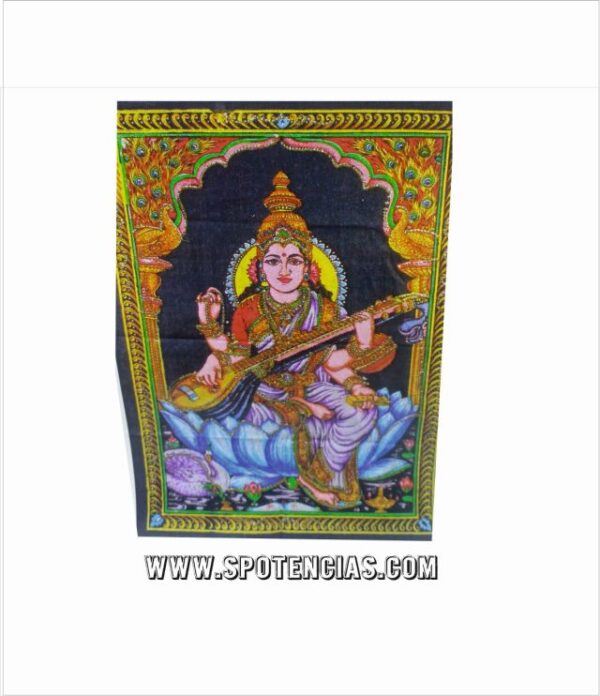 Tapiz sarswati magnifica imagen decorativa de algodon 100% . 40 x 55 cm En el hinduismo, Sarasvati es la diosa del conocimiento y una de las tres diosas principales (siendo las otras dos Laksmí y Durgá). Sárasvatī se mensiona en el Rig-veda (el primer texto de la literatura de la India, de mediados del II milenio a. C.. Era una diosa adorada en la religión védica. Es probable que comenzara como una diosa meramente fluvial, relacionada con el río Sárasuati, ya que su nombre en sánscrito significa ‘la [zona] que tiene lagos’ (sáras: ‘algo fluido’, un lago, un estanque, vatī: ‘la que posee’). Algunos «estiran» la traducción para que signifique ‘la que fluye’, lo que se puede aplicar a la mente, las palabras, las ideas, o la corriente de un río. En distintas leyendas contadas en el Majábharata y el Bhágavata-purana es (contradictoriamente) la consorte del dios Brahmā. En otras leyendas de esos mismos libros, cuando Sárasuati es la hija de Brahmá, la esposa es Savitrí y Gáiatri. Su belleza es tal que Brahmá tiene cuatro caras para poder verla desde todas las direcciones. En las Leyes de Manu se la identifica con Durgā, o incluso con la diosa Lakshmí (la esposa del dios Vishnú) o con la esposa de Manu. En el Majábharata también aparece como hija del prajāpati (‘patriarca’, padre de la humanidad) Daksha. El Sárasuatī stuti (‘elogio a Sárasuatī’) declara que ella es la única diosa que es adorada por los tres grandes dioses del hinduismo (Brahmá, Vishnú y Shivá. Ella es la única diosa que es adorada por los devas (dioses menores), por los asuras (demonios), los gandharvas (los músicos celestiales) y por los nagas (los seres serpentinos divinos). Tapiz sarswati