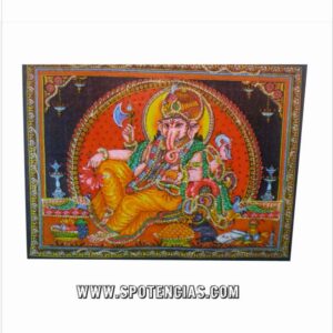 Tapiz Ganesha 40 x 50 cm  magnifica imagen decorativa de algodon 100% . Según la mitología hindú, Ganesha es el hijo de la diosa Parvati y el dios Shiva, nacido mientras su padre estaba ausente en la guerra contra los asuras o demonios. Un día, Parvati encargó a Ganesha la custodia del palacio mientras ella se daba un baño. Fue justo en esos momentos que Shiva regresó a casa, para encontrarse con un joven al que no reconocía y que no le permitía la entrada a su propio hogar. Enojado, Shiva cortó la cabeza de su hijo sin saber quién era realmente. Más tarde y ante el llanto de la desconsolada madre, Shiva prometió a Parvati que bajaría a la tierra y repondría la cabeza de su hijo con la del primer ser que encontrase. Sí, exactamente, el primer ser con que se tropezó fue elefante. Como otras representaciones de dioses en el hinduismo, la figura de Ganesha es un arquetipo que contiene diferentes significados y simbolismos. Por un lado, es un símbolo del descubrimiento de la divinidad dentro de nosotros mismos y representa el equilibrio entre lo femenino y lo masculino, entre la fuerza y la bondad. Por otro, simboliza la capacidad de distinguir entre la realidad y la ilusión: es decir, la sabiduría. Todas estas son cualidades que buscamos cultivar a través del yoga. Se dice que Ganesha tiene el poder de eliminar los obstáculos de nuestro caminomaterial y espiritual. Hoy en día, su imagen se puede ver frecuentemente protegiendo las casas en India, donde se lo invoca, por ejemplo, antes de hacer un viaje o un examen. Pues Ganesha es el dios de los caminos, la sabiduría y las letras, un dios que se tiene por protector y dador de buena suerte. También se lo conoce por el nombre de Ganapati. En el contexto de nuestra práctica de yoga, cantar un mantra dedicado a él, como Om Gam Ganapataye Namah, nos puede ayudar a invocar esa energía de superación de obstáculos que todos tenemos dentro. Tapiz Ganesha 40 x 50 cm