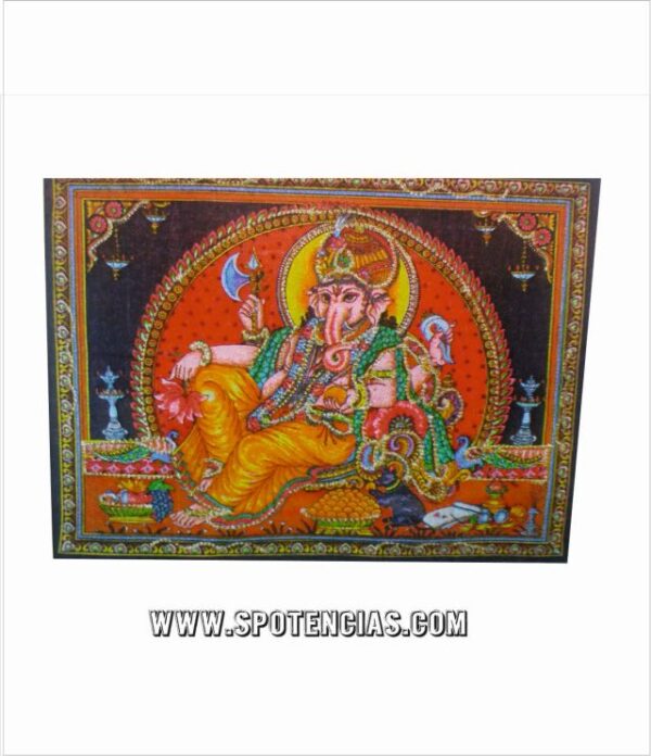 Tapiz Ganesha 40 x 50 cm  magnifica imagen decorativa de algodon 100% . Según la mitología hindú, Ganesha es el hijo de la diosa Parvati y el dios Shiva, nacido mientras su padre estaba ausente en la guerra contra los asuras o demonios. Un día, Parvati encargó a Ganesha la custodia del palacio mientras ella se daba un baño. Fue justo en esos momentos que Shiva regresó a casa, para encontrarse con un joven al que no reconocía y que no le permitía la entrada a su propio hogar. Enojado, Shiva cortó la cabeza de su hijo sin saber quién era realmente. Más tarde y ante el llanto de la desconsolada madre, Shiva prometió a Parvati que bajaría a la tierra y repondría la cabeza de su hijo con la del primer ser que encontrase. Sí, exactamente, el primer ser con que se tropezó fue elefante. Como otras representaciones de dioses en el hinduismo, la figura de Ganesha es un arquetipo que contiene diferentes significados y simbolismos. Por un lado, es un símbolo del descubrimiento de la divinidad dentro de nosotros mismos y representa el equilibrio entre lo femenino y lo masculino, entre la fuerza y la bondad. Por otro, simboliza la capacidad de distinguir entre la realidad y la ilusión: es decir, la sabiduría. Todas estas son cualidades que buscamos cultivar a través del yoga. Se dice que Ganesha tiene el poder de eliminar los obstáculos de nuestro caminomaterial y espiritual. Hoy en día, su imagen se puede ver frecuentemente protegiendo las casas en India, donde se lo invoca, por ejemplo, antes de hacer un viaje o un examen. Pues Ganesha es el dios de los caminos, la sabiduría y las letras, un dios que se tiene por protector y dador de buena suerte. También se lo conoce por el nombre de Ganapati. En el contexto de nuestra práctica de yoga, cantar un mantra dedicado a él, como Om Gam Ganapataye Namah, nos puede ayudar a invocar esa energía de superación de obstáculos que todos tenemos dentro. Tapiz Ganesha 40 x 50 cm