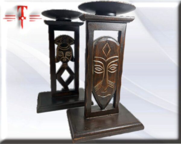 Pareja de candelabros Estas obras artísticas están asociadas en su mayoría a las creencias religiosas de los pueblos africanos