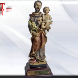 San José La grandeza de San José -Recuerda el Papa– consiste en el hecho de que fue el esposo de María y el padre de Jesús