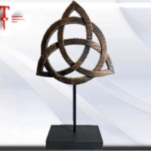 Símbolo Celta Triqueta Peso: 860 gr Tamaño: 37*21cm La triqueta o triquetra, más tarde llamada también triquel, es un símbolo de origen indoeuropeo que alude a la triple dimensión.