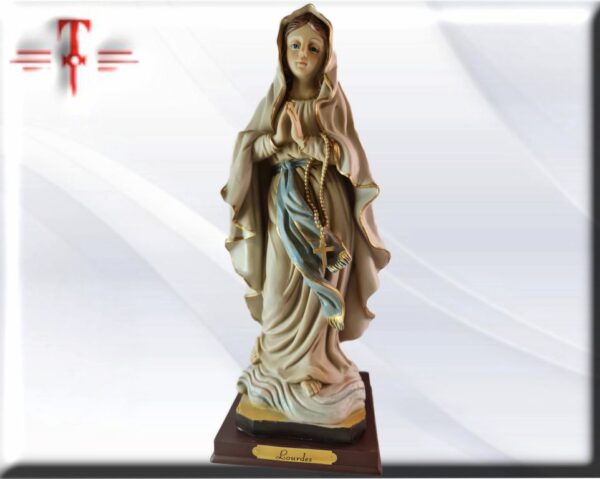 Virgen de Lourdes es una de las advocaciones de la Virgen María más veneradas del mundo entero. Su historia comienza el 11 de febrero de 1858 en Lourdes