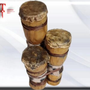 Tambores Batá  Atributo para el orisha Shangó, Peso 150gr  tamaño: 12cm Changó. Quizás el más "popular" de los Orishas, gobierna los relámpagos, los truenos, el fuego, los tambores y la danza. El es un orisha guerrero de inteligencia o ingenio agudo, temperamento irascible y la personificación de la virilidad. De igual forma, Shangó es un Osha guerrero, el rey de la Religión Yoruba y uno de los Orishas más populares de su panteón. Además , Shangó es un Osha de cabecera. Orisha de la justicia, la danza, la fuerza viril, los truenos, los rayos y el fuego, dueño de los tambores Batá, Wemileres, Ilú Batá o Bembés, del baile y la música; representa la necesidad y la alegría de vivir, la intensidad de la vida, la belleza masculina, la pasión, la inteligencia y las riquezas. También es el dueño del sistema religioso de Osha-Ifá. Representa el mayor número de situaciones favorables y desfavorables. Su receptáculo es una batea de madera, preferentemente de cedro, con tapa, que se sitúa arriba de un pilón que muchas veces puede tener forma de castillo. Con todo esto , Sus atributos principales son seis herramientas hechas en cedro, hachas, espadas, rayos, tambores, una mano de caracoles, corona, copa, un sable, maraca de güira, una maza, etc. Shangó también lleva un chekere hecho de carapachos de tortuga. Entre los utensilios que se le pueden poner alrededor se encuentran un caballo negro, un tambor, una bandera roja brillantes, 3 hachas, un garrote y una cimitarra. Sus elekes se confeccionan alternando cuentas rojas y blancas. Así mismo, Shangó habla en el diloggún por Obbara (6) y por Ellila Sebora (12), que es su letra principal Sus objetos de poder son un hacha de dos cabezas, una copa y una espada. Sus Ofrendas Se le ofrenda amalá hecha a base de harina de maíz, leche y quimbombó, plátanos verdes, otí, plátano indio, vino tinto, maíz tostado, cebada, alpiste, etc. Se le inmolan carneros, gallos, codornices, jicotea (tortuga de río), gallina de guinea, palomas, etc. Sus ewes son el bledo punzó, atiponlá, platanillo de Cuba, Ceiba, paraíso, cedro,yagruma , álamo, baría, zarzaparilla, bejuco carey, bejuco colorado, almácigo, camagua, combustera cimarrona, caña de azúcar, cebolla, caoba, flamboyán, guano blanco, guano prieto, laurel, maíz, palo amargo, mamey colorado, palo boma, hierba jicotea, piñón, piñón botija, quimbombó, rompesaragüey, ruda, tomate, travesera, yaya, palma, peonía, hierba buena, trébol, canistel, filigrama, yaba, etc. Tambores Djambé