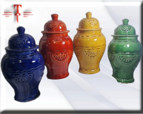 potiche colores orishas Tamaño: 23cm / 9.05 Inch Material : cerámica Peso: 705 gr Los Orishas son los emisarios de Olodumare, o Dios Omnipotente.