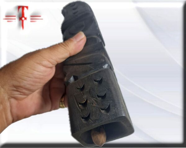 Agogo Iroke de orula. Campana de madera que se usa para invocar al oricha Orula y que representa a la “Apetebí” (esposa de Orula)