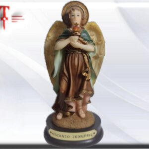Jehudiel arcángel  escudo, Ángeles y Arcángeles , santos y vírgenes católicos , productos religiosos Jehudiel arcángel :  Peso: 260 gr  Tamaño: 15cm / 5.90 Inch Jegudiel, también conocido como Jehudiel o Yehudiel (Hebreo: יהודיאל Yehudi-El, "el que muestra gratitud hacia Dios") es uno de los siete arcángeles en las tradiciones orientales ortodoxa y católica. Es a menudo representado en la iconografía con una corona generalmente sobre su mano y un látigo. Es también el arcángel de la penitencia.​ Jegudiel es el patrón de todos los trabajadores y la corona que posee simboliza la recompensa para el éxito de labores espirituales. Junto con sus ángeles subordinados, es el asesor y defensor de todos los que trabajan en las posiciones de responsabilidad por la gloria de Dios y como tales, se les recurre a los reyes, los jueces y otras personas en posiciones de liderazgo. Miguel, el jefe del ejército celestial, Gabriel, el mensajero celestial, Rafael, el protector de los viajeros, de la salud y del noviazgo, Uriel, el encargado de las tierras y de los templos de Dios, Raguel, el encargado de la justicia, de la imparcialidad y de la armonía, Sariel, el encargado de los espíritus de los hombres que pecan, Remiel, el encargado de los resucitados. Jofiel, el encargado de los inocentes. Metatrón, el encargado de la ascensión y activación del cuerpo de luz del ser humano. Azrael, el encargado de recibir las almas y conducirlas para ser juzgadas. Raziel, el guardián de los secretos. Camael, el encargado de fomentar la gratitud hacia Dios. Zadkiel, personifica la misericordia de dios. Jehudiel, es el patrón de todos los trabajadores. Sealtiel, es el encargado de los planetas y los cielos. Barachiel, es el jefe de los ángeles guardianes. Haniel, es el jefe de los principados y las virtudes. Nuriel. Serafiel, es el encargado de la purificacion. Jehoel, es el lider de la segunda subordinación de ángeles. Sandalfón, es el encargado de reunir oraciones y transmitirselas a Dios. Hadraniel, colaborador de Sandalfón. Shamsiel, enseñó a los hombres las señales del sol. Satariel. Zerachiel. Cassiel, el angel de las lagrimas.