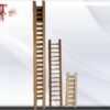 Escaleras madera Es el Orisha que representa la fortaleza, el trabajo y la fuerza áspera e inicial. Es la fuerza que encierra la caja del cuerpo humano, el tórax, donde están todos los órganos vitales. En la naturaleza está simbolizado por el hierro, todos los metales y la virilidad descomunal en el ser humano. Es dueño de las herramientas y de las cadena. Oggún es un Osha del grupo de Orisha Oddé, comúnmente denominados Los Guerreros. Este grupo lo conforman Elegguá, Oggún, Oshosi y Osun. Es uno de los primeros Orishas y Oshas que recibe cualquier individuo. Oggún el Osha decisivo en el ceremonial de la confirmación de los Oloshas (Pinaldo) y en la ceremonia de confirmación de los Awó ni Orunmila (Kuanaldo). Es por ello que Oggún es el que tiene el derecho preferente de sacrificar, ya que le pertenece el cuchillo que es el objeto con el que generalmente se sacrifica. Se asienta en Yoko Osha. Es dueño del monte junto con Ochosi y de los caminos junto con Elegguá. A Oggún le pertenecen los metales, es el regente de los herreros, de las guerras, vigía de los seres humanos. Su nombre proviene del Yoruba Òggún (guerra). Proviene de Ileshá y fue rey de Iré El receptáculo de Oggún es un caldero de hierro de tres patas y lleva una otá (piedra) recogida en el monte o en las vías del tren. Finalmente ,sus atributos son las herraduras, los clavos de línea, un trozo de vía de tren, freno de caballo, espadas, picos, palas, machete, masa, el conjunto de yunque y martillo que representa el trabajo del forjado del hierro, herramientas de trabajo en general, cadenas, revólveres, rifle, cuchillos (del cual es dueño), achabbá (cadena con 21 piezas), sombrero de guano, mariwó, lanzas, imán, etc. Pesa hierro Escaleras madera