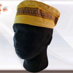 Gorro Orisha Oshun  , Ajustable . Los Orishas son los emisarios de Olodumare, o Dios Omnipotente. Ellos gobiernan las fuerzas de la naturaleza y los asuntos de la humanidad. Se reconocen a si mismos y son reconocidos a través de sus diferentes números y colores, los cuales son sus marcas, Cada uno tiene sus comidas favoritas y otras cosas que les gusta recibir en forma de ofrendas y regalos. En conformidad, sus seguidores hacen ofrendas en la forma a la cual ellos están acostumbrados, como siempre las han recibido, para que así ellos reconozcan sus ofrendas y vengan en su ayuda. Los Yorubas nombraron, identificaron y deificaron a las energías de la naturaleza y las llamaron Orishas, sin embargo, no obstante su diversidad de deidades, se puede considerar como una religión monoteísta, ya que consideran a Olodumare como Dios único y omnipotente. El panteón Yoruba cuenta con 401 deidades diferentes.