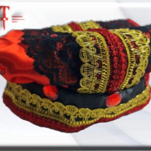 Gorro de Gala Orisha Elegua , Ajustable . Los Orishas son los emisarios de Olodumare, o Dios Omnipotente. Ellos gobiernan las fuerzas de la naturaleza y los asuntos de la humanidad. Se reconocen a si mismos y son reconocidos a través de sus diferentes números y colores, los cuales son sus marcas, Cada uno tiene sus comidas favoritas y otras cosas que les gusta recibir en forma de ofrendas y regalos. En conformidad, sus seguidores hacen ofrendas en la forma a la cual ellos están acostumbrados, como siempre las han recibido, para que así ellos reconozcan sus ofrendas y vengan en su ayuda. Los Yorubas nombraron, identificaron y deificaron a las energías de la naturaleza y las llamaron Orishas, sin embargo, no obstante su diversidad de deidades, se puede considerar como una religión monoteísta, ya que consideran a Olodumare como Dios único y omnipotente. El panteón Yoruba cuenta con 401 deidades diferentes.
