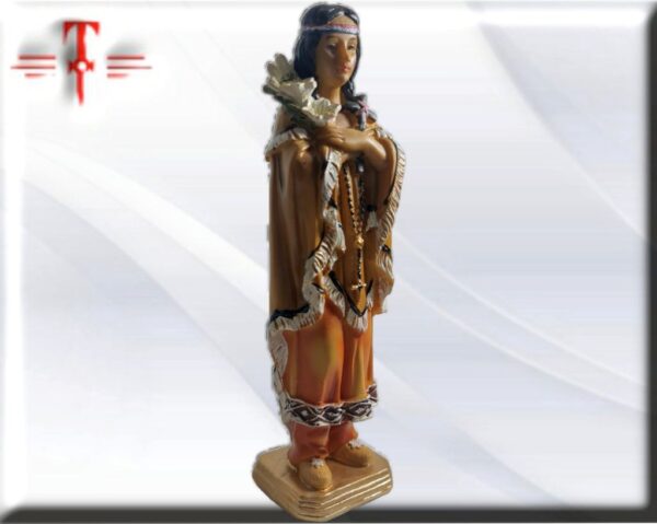 Santa Catalina Tekakwitha fue una laica católica iroquesa; hija de un jefe mohawk y de una india algonquina cristiana