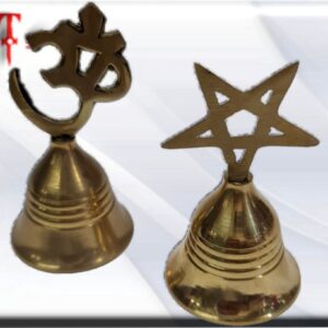 campana con simbolo om  peso: 73gr  medidas 9*5*5cm campana con simbolo estrella  peso: 73gr  medidas 9*5*5cm se usa para meditaciones y sanaciones tibetanas, pero también se utilizan en iglesias y para llamar a los Ángeles. Sus manifestaciones sonoras penetran en nuestros cuerpos relajándonos proyectando sus sonidos abriendo una comunicación interior y con nuestros guías espirituales. Las campanas tienen la forma de una copa invertida y la copa (el cáliz) es una alegoría de lo femenino, del útero universal, creador de la vida, la fuerza y la energía. El simbolismo de las campanas se relaciona con la percepción del sonido. En la India, por ejemplo, simboliza el oído y el sonido que éste percibe, que es reflejo de la vibración primordial.
