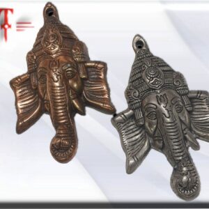 Colgador Ganesha metal Medidas: 18cm Peso: 136gr material: latón Ganesha es un dios del panteón hindú con cuerpo humano y cabeza de elefante, hijo de los dioses Shiva y Parvati. Es una de las deidades más conocidas y adoradas en la India, por ser removedor de obstáculos, patrono de las artes, de las ciencias y señor de la abundancia  
