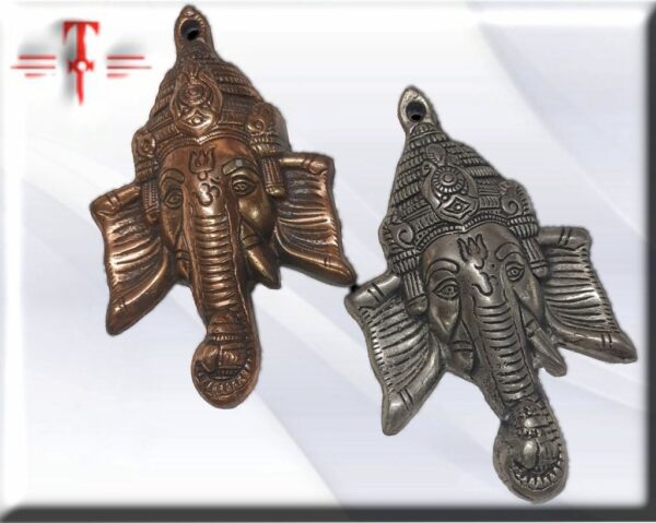 Colgador Ganesha metal Medidas: 18cm Peso: 136gr material: latón Ganesha es un dios del panteón hindú con cuerpo humano y cabeza de elefante, hijo de los dioses Shiva y Parvati. Es una de las deidades más conocidas y adoradas en la India, por ser removedor de obstáculos, patrono de las artes, de las ciencias y señor de la abundancia  