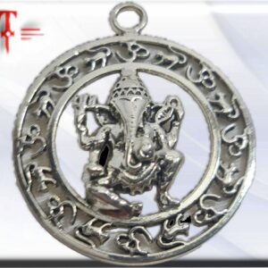 Colgante Ganesha tamaño: 35 mm material : metal Ganesha es un dios del panteón hindú con cuerpo humano y cabeza de elefante, hijo de los dioses Shiva y Parvati. Es una de las deidades más conocidas y adoradas en la India, por ser removedor de obstáculos, patrono de las artes, de las ciencias y señor de la abundancia.