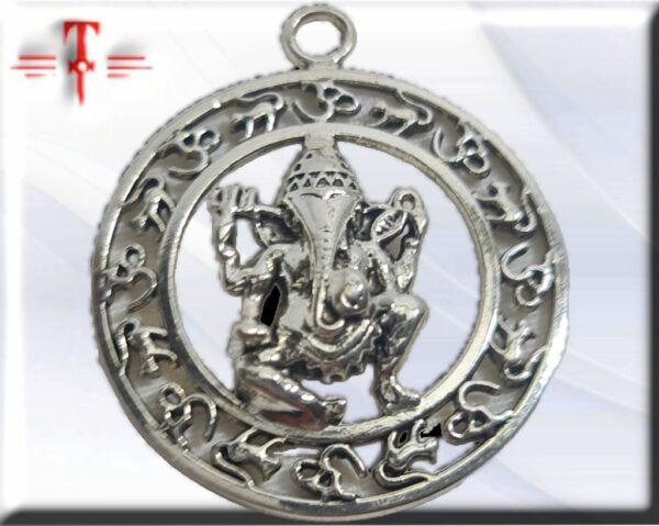 Colgante Ganesha tamaño: 35 mm material : metal Ganesha es un dios del panteón hindú con cuerpo humano y cabeza de elefante, hijo de los dioses Shiva y Parvati. Es una de las deidades más conocidas y adoradas en la India, por ser removedor de obstáculos, patrono de las artes, de las ciencias y señor de la abundancia.
