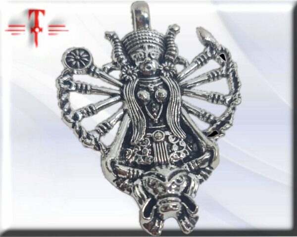 Colgante Diosa Durga . Los ocho brazos con los que está representada, cada uno portador de los diferentes poderes que le prestaron los dioses