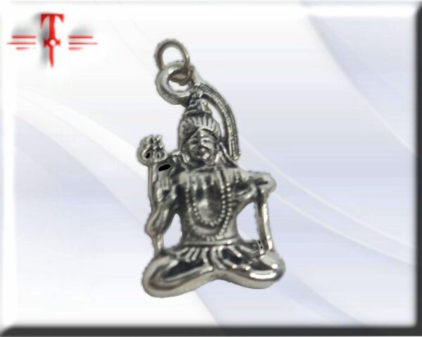 Colgante Shiva tamaño: 25 mm material : metal Shiva (Siva) es uno de los dioses más importantes del panteón hindú y se le considera miembro de la sagrada trinidad (trimurti) del Hinduismo, junto con Brahma y Vishnu. Es un personaje complejo, que puede representar la bondad y la benevolencia, y servir de protector.