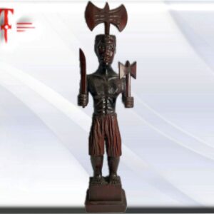 oche de shango. Peso: 362gr Medidas: 43cm / 16.90 Inch material : madera Figura representativa del orisha Shangó, que vive dentro de su "batea" y que le sirve de refuerzo. Incluso existe un signo donde se manda a preparar dos. Changó. Quizás el más "popular" de los Orishas, gobierna los relámpagos, los truenos, el fuego, los tambores y la danza. El es un orisha guerrero de inteligencia o ingenio agudo, temperamento irascible y la personificación de la virilidad. De igual forma, Shangó es un Osha guerrero, el rey de la Religión Yoruba y uno de los Orishas más populares de su panteón. Además , Shangó es un Osha de cabecera. Orisha de la justicia, la danza, la fuerza viril, los truenos, los rayos y el fuego, dueño de los tambores Batá, y la música; Representa la necesidad y la alegría de vivir, la intensidad de la vida, la belleza masculina, la pasión, la inteligencia y las riquezas. También es el dueño del sistema religioso de Osha-Ifá. Representa el mayor número de situaciones favorables y desfavorables. Así mismo su receptáculo es una batea de madera, preferentemente de cedro, con tapa, que se sitúa arriba de un pilón que muchas veces puede tener forma de castillo. Con todo esto , Sus atributos principales son seis herramientas hechas en cedro, hachas, espadas, rayos, tambores, una mano de caracoles, corona, copa, un sable, maraca de güira, una maza, etc. Shangó también lleva un chekere hecho de carapachos de tortuga. Entre los utensilios que se le pueden poner alrededor se encuentran un caballo negro, un tambor, una bandera roja brillantes, 3 hachas, un garrote y una cimitarra. Sus elekes se confeccionan alternando cuentas rojas y blancas. Por ello, Shangó habla en el diloggún por Obbara (6) y por Ellila Sebora (12), que es su letra principal Sus objetos de poder son un hacha de dos cabezas, una copa y una espada. Sus Ofrendas Se le ofrenda amalá hecha a base de harina de maíz, leche y quimbombó, plátanos verdes, otí, plátano indio, vino tinto, maíz tostado, cebada, alpiste, etc. Se le inmolan carneros, gallos, codornices, jicotea (tortuga de río), gallina de guinea, palomas, etc. Sus ewes son el bledo punzó, atiponlá, platanillo de Cuba, Ceiba, paraíso, cedro,yagruma , álamo, baría, zarzaparilla, bejuco carey, bejuco colorado, almácigo, camagua, combustera cimarrona, caña de azúcar, cebolla, caoba, flamboyán, guano blanco, guano prieto, laurel, maíz, palo amargo, mamey colorado, palo boma, hierba jicotea, piñón, piñón botija, quimbombó, rompesaragüey, ruda, tomate, travesera, yaya, palma, peonía, hierba buena, trébol, canistel, filigrama, yaba, etc... Iformacion recopilada de EcuRed