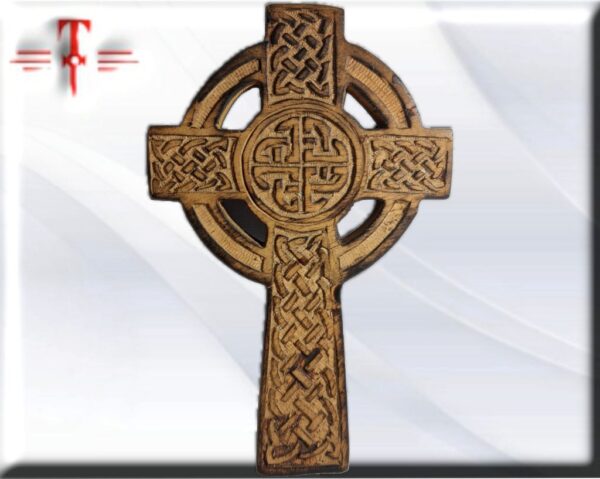 Cruz Celta tamaño: 24*15 cm material : madera Peso: 210 gr La Cruz Celta es uno de los símbolos más venerados de Irlanda y de la cultura irlandesa. Pocos símbolos, en todo el mundo, son tan famosos para explicar la encarnación del cristianismo irlandés, como la Cruz Celta. Esta es, básicamente, una cruz latina con un círculo de luz, o un halo que la cruza.