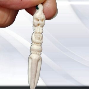 Amuleto protección Egguns colgante tallado de piedra 5cm Preparado por guerrero de la medicina tradicional Africana de Benin Los amuletos son algunos de los objetos más antiguos de la humanidad, ya que el hombre vio en ellos la forma para escapar de los males que lo aquejaban. Los primeros amuletos eran objetos naturales, tales como piedras, maderas talladas o cristales naturales, que eran apreciados por su forma, color o rareza.