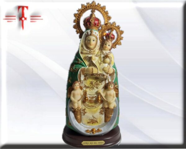 Virgen del Pino , Material resina Tamaño: 25cm / 9.84 Inch Peso :371 gr Nuestra Señora del Pino es una de las advocaciones marianas que representan a la Virgen María. Está situada en el camarín de la Basílica de Nuestra Señora del Pino​ del municipio de Teror, en la isla de Gran Canaria, España