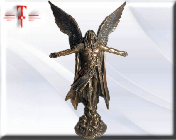 Arcángel Uriel Tamaño 28 cm / 11.02 inch Peso 545 gr Uriel es uno de los príncipes regentes de los Serafines y de los Querubines. Es uno de los ángeles regentes del Sol. Es también uno de los príncipes de la Divina Presencia y el ángel de la salvación.