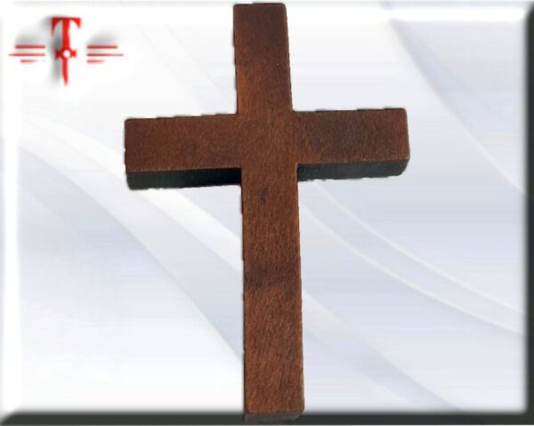 Cruz madera cedro 5cm Una cruz (en latín: crux) es una figura geométrica que consiste en dos líneas o barras que se entrecruzan en ángulo recto, de tal forma que una de ellas (o las dos) queda dividida por la mitad.