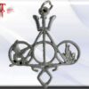 Colgante símbolos tamaño : 40 mm Las joyas han tenido multitud de usos a lo largo de la historia: Como símbolo de riqueza. Uso funcional. Simbolismo (para indicar estatus o pertenencia). Protección (en forma de amuleto).
