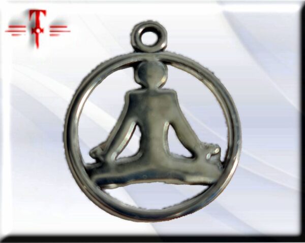 Colgante Yoga tamaño: 30 mm material : acero inox. amuleto que atrae la paz y la pureza