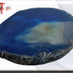 Ágata geoda azul peso: 620 gr Tamaño: 16.14.1.5 cm Formado a partir de cristales de cuarzo, es un cristal muy estable. Las ágatas son piedras que sirven para asentar las energías y aportan equilibrio físico, emocional e intelectual. Ayuda a centrar y estabilizar la energía física.