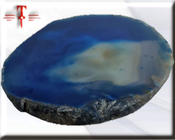 Ágata geoda azul peso: 620 gr Tamaño: 16.14.1.5 cm Formado a partir de cristales de cuarzo, es un cristal muy estable. Las ágatas son piedras que sirven para asentar las energías y aportan equilibrio físico, emocional e intelectual. Ayuda a centrar y estabilizar la energía física.