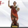 San Pancracio Figura estatua San Pancracio Tamaño: 13cm Peso: 128 gr Figura estatua San Pancracio Tamaño: 20cm Peso: 221 gr Fué un joven ciudadano romano que se convirtió al cristianismo a la edad de 14 años y fue martirizado al día siguiente de su bautismo alrededor del año 304. Su nombre es griego (Παγκράτιος) y significa "el que lo sostiene todo". San Pancracio había quedado huérfano a muy temprana edad y cuando cumplió los 14 años, fue llevado a Roma por su tío. Se convirtió a la fe y fue martirizado al día siguiente de su bautismo, rechazando premios y ayudas si renegaba de su fe. Luego de dar las gracias a sus verdugos, no dudó en sacrificar su juventud para mantenerse fiel a Cristo. A él se dedicaron Iglesias y Monasterios. Su tumba es venerada por miles de peregrinos y se encuentra en Roma.