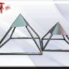 Pirámides Varillas aluminio Esta estructura puede concentrar energía electromagnética en sus cámaras internas, así como también debajo de su base Usos y beneficios de las pirámides energéticas Las pirámides energéticas actúan principalmente como amplificador y condensador de la energía psíquica, esto es, la energía del cuerpo emocional o cuerpo de los deseos (también conocido como cuerpo astral por los movimientos de la Nueva Era). Permite elevar nuestros estados de percepción así como los niveles de estado de conciencia. Ayuda a mejorar fenómenos psíquicos como: la clarividencia, la telepatía, u otras dotes de percepción extrasensorial, volviéndose éstas mucho más intensas. Dentro de la pirámide se ha comprobado un aumento de la producción de ondas cerebrales Alfa y Beta.