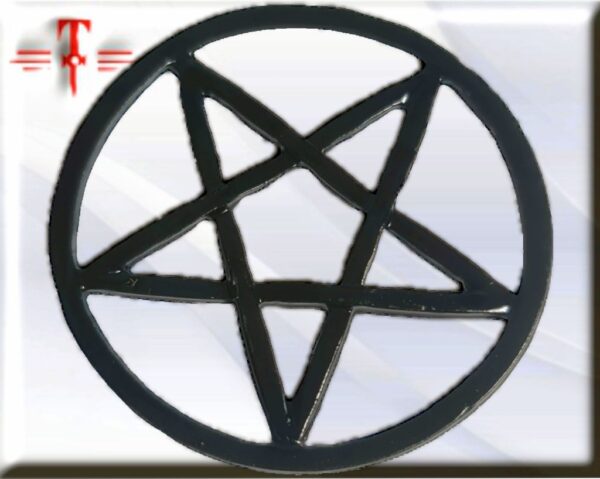 pentáculo invertido Tamaño: 50mm aprox El pentáculo invertido es un símbolo generalmente asociado al satanismo, comúnmente confundido con el pentagrama con la punta hacia arriba